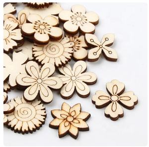 Lot de 50 pièces décoratives en bois en forme de petites fleurs dans de nombreux modèles de décorations faites à la main en bois naturel - Product Image 5