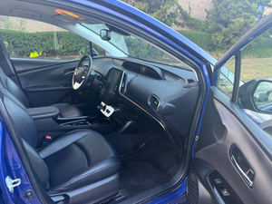 CLEAN 2018 À-yo-ta Pri_us Four Touring FWD - Product Image 2