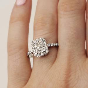 Anillo de compromiso CZ de corte radiante de 7x9mm con banda de Halo y pavé en plata | Joyería nupcial de lujo para boda - Product Image 3