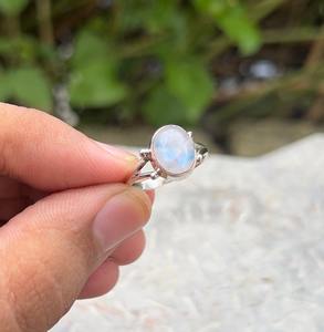 Bague artisanale vintage fantaisie en pierre de lune arc-en-ciel, en argent sterling 925, bijou en pierre précieuse naturelle, cadeau pour elle, pour mariage ou fête - Product Image 3