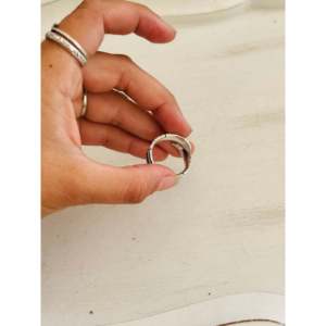 Anillo Ajustable con Plumas Hecho en el Suroeste, en Plata de Ley, Estilo Vintage y Hip-Hop, Incrustaciones en Forma de Cruz, Regalo Perfecto para Él y Ella - Product Image 5