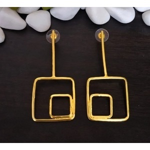 Pendientes Clásicos y Modernos de Latón Hechos a Mano, Chapados en Oro, con Diseño Geométrico de Flor y Perla como Piedra Principal, Ideales para Fiestas - Product Image 1