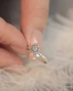 Anillo de Boda para Mujer de Plata de Ley 925 con Moissanita de Corte Redondo, Chapado en Oro, Marca Tishya Diamond - Product Image 3