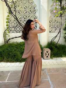 เซ็ตโครออร์ดสีน้ำตาลออกแบบอย่างมีสไตล์พร้อมเสื้อลูกไม้ georgette Kodi เทียมสวยงามและยักไหล่สำหรับงานแต่งงานและงานหมั้น - Product Image 5