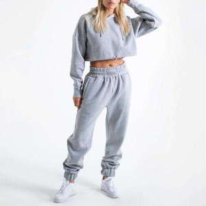 เสื้อฮู้ดครอปแขนยาวสำหรับผู้หญิง ราคาโรงงาน ผ้าฝ้าย 100% เป็นมิตรกับสิ่งแวดล้อม รับสกรีนโลโก้ด้านหน้าได้ - Product Image 4