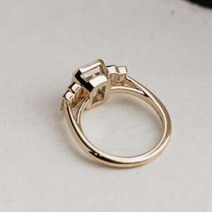 Anillo de Compromiso de Cinco Piedras con Corte Esmeralda y Corte Baguette, Anillo de Moissanita con Piedras Laterales, Plata de Ley 925 con Engaste de Bisel, Anillo de Regalo de Compromiso - Product Image 4