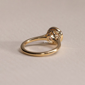 แหวนหมั้นเพชรทรงกลมแบบฝังขอบ  ความใส VVS ทองคำแท้ 18K เพชรเพาะเลี้ยงในห้องปฏิบัติการ ดีไซน์หรูหรา ปรับแต่งได้ในสีทองคำขาว ทองคำเหลือง และทองคำชมพู - Product Image 4