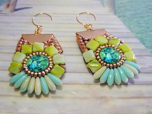 Pendientes de hoja de cuentas de cristal bordadas Mardi Gras - Product Image 3