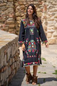 Robe Kaftan Bohème Brodée Noire pour Femme, Tunique Ethnique Florale en Coton avec Broderie Colorée, Taille Naturelle Écologique pour l'Été - Product Image 5