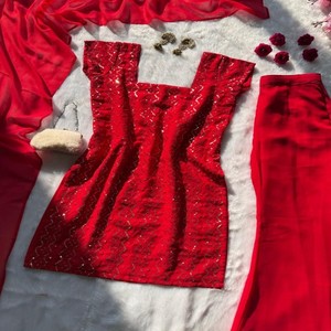 Conjunto de Kurta Recta Bordada en Faux Georgette VASTRA COTTAGE con Dupatta de Georgette con Lentejuelas y Pantalón Plazo con Cintura Elástica - Product Image 2