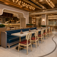 Ensemble de mobilier sur mesure en cuir durable pour restaurant, comprenant banquette, table et chaises en bois et rotin, idéal pour café et salon de thé