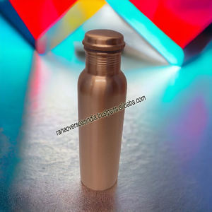 Bouteille d'eau en cuivre pur au design personnalisé en gros avec 2 gobelets sans Bpa pour les bienfaits ayurvédiques pour la santé à prix raisonnable - Product Image 5