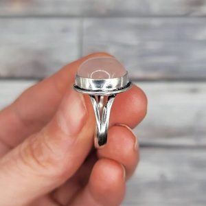 Anillo ovalado clásico de Plata de Ley 925 con cuarzo rosa, piedra natal de enero, ajuste de bisel, joyería de boda en rosa - Product Image 5