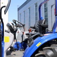 Tracteur Euro V 50 CV avec chargeur frontal, 4x4, compact, adapté aux exploitations agricoles européennes, fourni par l'usine