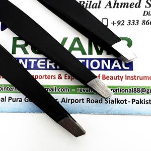 Pince à épiler pour sourcils en acier inoxydable écologique noir mat, revêtement en poudre, durable, pointe inclinée - Product Image 1