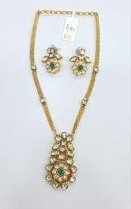 Elegante collar con colgante Kundan con piedras verdes y pendientes a juego Ideal para festivales, bodas y funciones especiales - Product Image 2