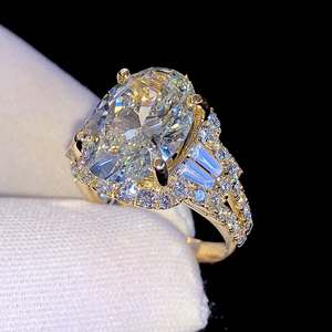 Bague de fiançailles en diamant Moissanite VVS de taille ovale de 5 carats Bague en argent plaqué or 925 avec accents baguette et ronds pour femme - Product Image 1