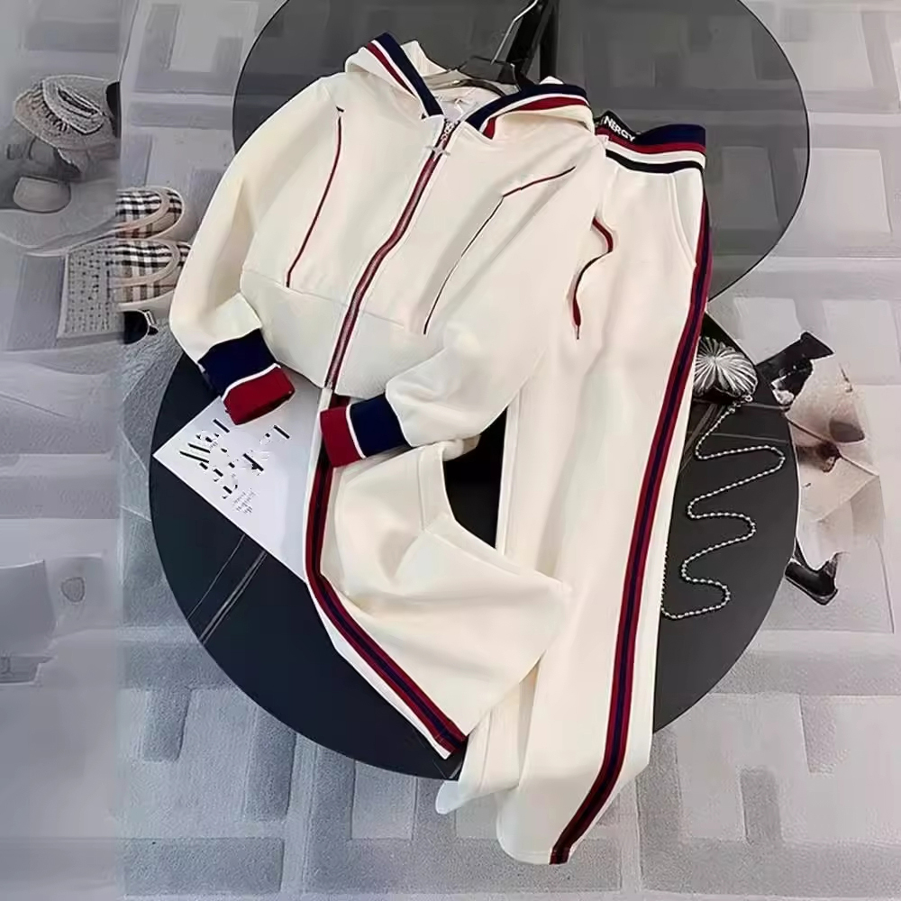 Женский костюм с капюшоном