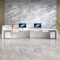 Bureau d'accueil moderne incurvé blanc brillant, écologique et durable, avec éclairage LED, élégant pour bureau, hall d'accueil, salon, boutique