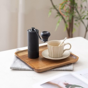 Plateau de service en bois fait main avec grain naturel, parfait pour une utilisation décorative et pratique - Product Image 4
