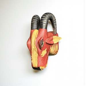 Décoration murale en bois peinte à la main, tête de bélier, art rustique de la faune, cornes rouges, jaunes et noires - Product Image 1