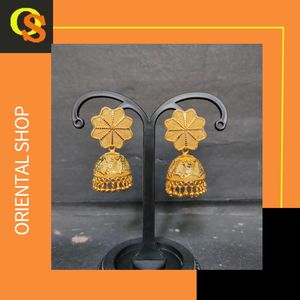 Boucles d'oreilles conçues à la mode serties de boucles d'oreilles Jhumka plaquées or 22CT bijoux pour femmes portées par des exportateurs indiens - Product Image 3