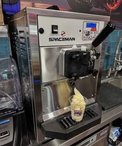 Vente en gros 2026 : Machine à cornets de crème glacée industrielle commerciale en acier inoxydable, machine distributrice de crème glacée molle pour les États-Unis - Product Image 1