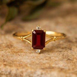 Anillo de Granate Corte Esmeralda, Oro de 14K, Anillo Solitario Delicado, Piedra de Nacimiento de Enero para Mujer, Anillo Rojo Minimalista - Product Image 1