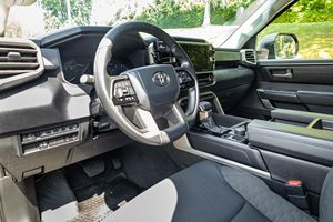 Toyota Tundra SR5 CrewMax 4x4 2022 d'occasion en excellent état, moteur V6 biturbo, noir métallisé minuit, modifications tout-terrain - Product Image 4
