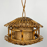 Lanterne suspendue en rotin artisanal de style mid-century, finition laquée écologique, personnalisable pour les éclairages intérieurs