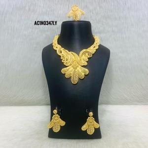 Collier tendance en laiton plaqué or avec chaîne en boîte et motif floral pour les fêtes et les mariages - Product Image 1