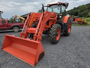 Tractor Kubota M7-132 DELUXE 4x4 con cabina y cargador Kubota LM2605 autonivelante con cucharón de acoplamiento rápido global. - Product Image 1