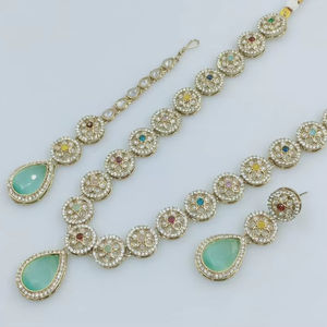 Colgante con forma de flor elegante nuevo diseño chapado en oro perla tradicional y Kundan tachonado collar largo pendiente Mangtika JewellerySet - Product Image 1