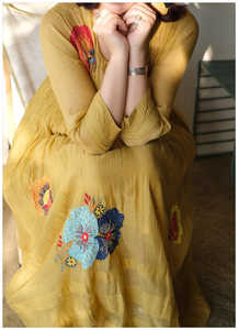 Robe Maxi brodée florale Unique pour femmes, tenue de soirée bohème, manches trois quarts, faite à la main - Product Image 4