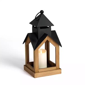 Lanterne à bougie en bois de taille moyenne avec inserts en verre adaptés aux allées de jardin et aux installations de balcon - Product Image 2