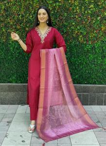 Ensemble élégant de pantalon de travail à la main en soie romaine Kurti Dupatta, tenue élégante pour les femmes, les fiançailles et les rassemblements. - Product Image 2