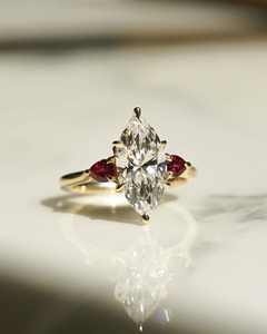 Anillo de compromiso de diamantes de corte Marquesa de 12x6mm, plata de ley chapada en oro de 18 quilates, piedras laterales Rojas, solitario para mujer, tres piedras - Product Image 1