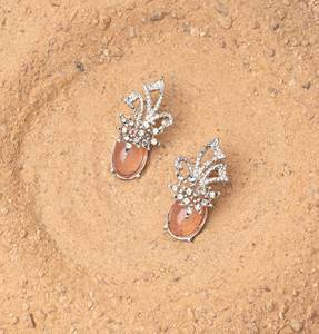 Boucles d'oreilles en diamant de qualité supérieure pour femmes avec des pierres rondes de conception unique pour les fiançailles et les anniversaires - Product Image 5