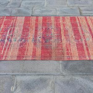 Alfombra de 3.2x10.8 pies, Alfombra Turca, Alfombra Persa Vintage de Lana Roja - Product Image 4