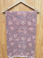 Tela de algodón estampada a mano en rosa malva premium con intrincados motivos florales para kurtis y vestidos. Eleva tu estilo étnico.