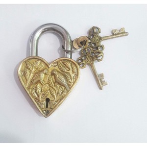 Candado en forma de corazón totalmente funcional con 2 llaves para cerraduras de combinación de gimnasio para puertas Caja de Herramientas equipaje Escuela Hogar Oficina y viajes - Product Image 1