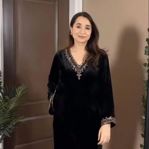 ชุดออกงานดีไซเนอร์ ผ้าวิสโคสกำมะหยี่ ปักดิ้นหนัก ประดับเลื่อม งานปักบนเสื้อและกางเกงมีกระเป๋าข้าง พร้อมผ้าคลุมไหล่ - Product Image 1