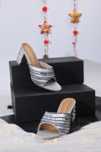 Juttis perlés faits à la main de qualité supérieure pour la saison du printemps, commande personnalisée magnifiquement conçue avec un style tendance pour les mariages et les festivals - Product Image 5