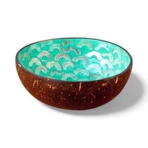 Bol en noix de coco laqué à la main avec incrustation de nacre naturelle, écologique, décoratif pour une décoration intérieure durable - Product Image 1
