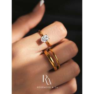 Anillo Unisex de Doble Banda Chapado en Oro de 18K, Resistente al Deslustre, con Incrustaciones, Impermeable, con Cadena Dorada - Regalo Perfecto para Ella - Product Image 2