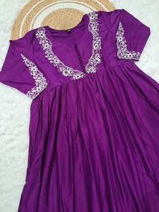 Kurta/Kurti de Diseño Estilo Anarkali en Color Morado Oscuro con Piel Sintética Personalizada para Mujer, Ideal para Fiestas de Invierno - Product Image 5