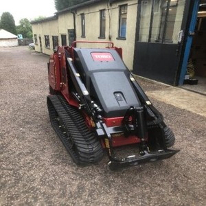 Mini-chargeuse compacte sur chenilles Toro Dingo d'occasion, rouge, essence, avec attache frontale, pour travaux d'aménagement paysager et de construction, à vendre - Product Image 4