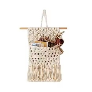 Venta al por mayor bohemio macramé pared colgante almacenamiento bolsillo suave algodón organizador con detalles de madera - Product Image 1