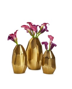 Florero de aluminio de diseño con detalles de superficie martillada elaborado para temas interiores de lujo y presentaciones florales formales - Product Image 6