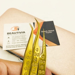 Pinzas Profesionales para Extensión de Pestañas de Acero Inoxidable Chapadas en Oro con Logotipo Grabado Personalizado, Sostenibles, Puntiagudas y con Agarre Fuerte - Product Image 3